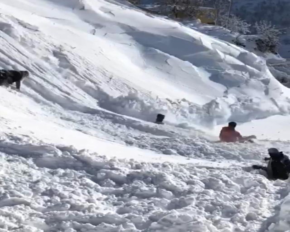 Bingöl’de çığ düştü, çocuklar son anda kurtuldu