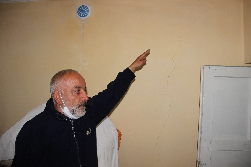 Bingöl’de meydana gelen depremin ardından Erzurum’daki bazı evlerde çatlaklar oluştu