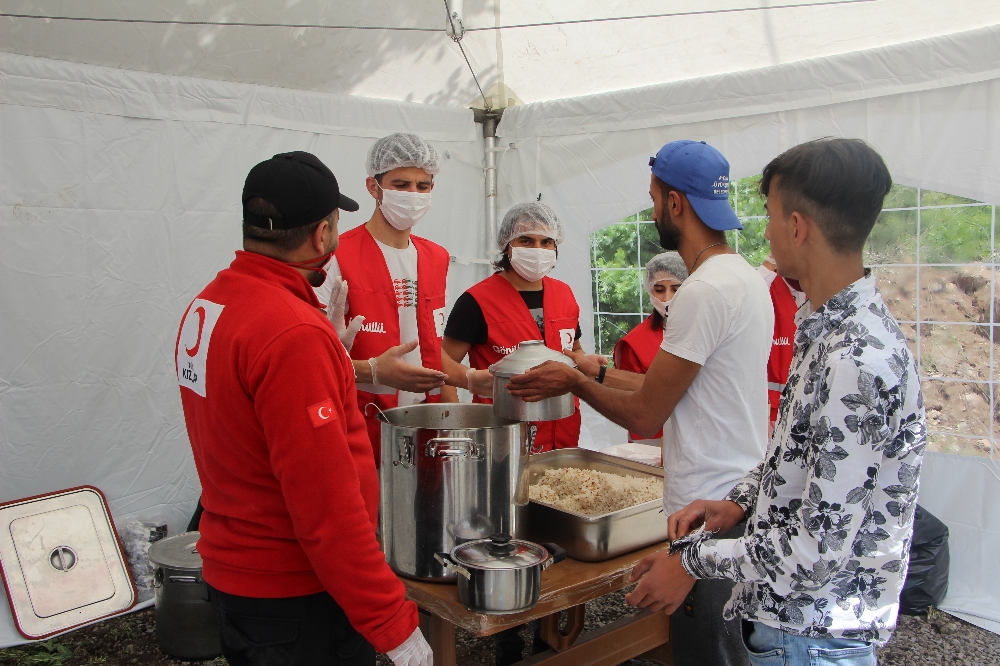 Bingöl’ün köylerinde çadırlar kuruldu, depremzedeler kalmaya başladı