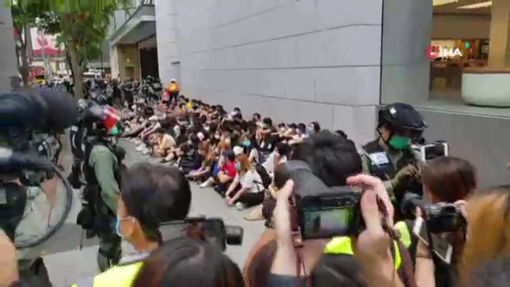 Binlerce Hong Konglu, Çin Ulusal Marşı’na karşı sokaklara döküldü