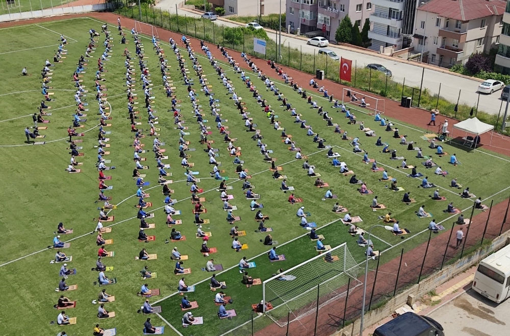 Binlerce kişi stadyumda saf tuttu