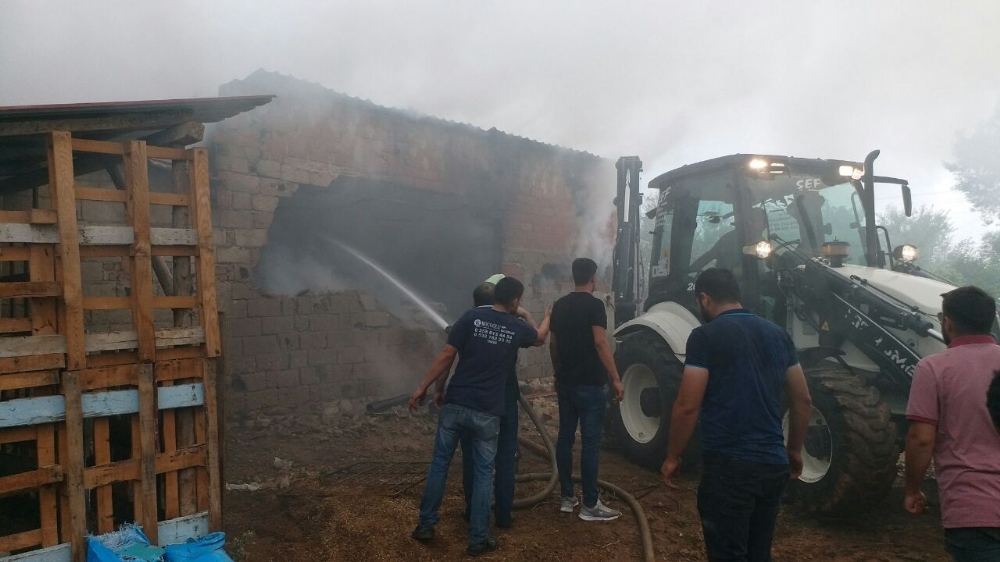 Binlerce peştamalin olduğu atölye alevlere teslim oldu