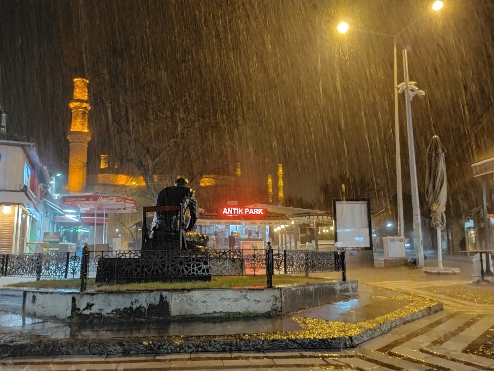Bir Anda Bastırdı, Hayat Felç Oldu