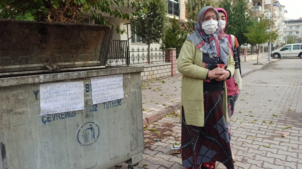 Bir anlık dalgınlıkla 3 bileziği çöpe attı
