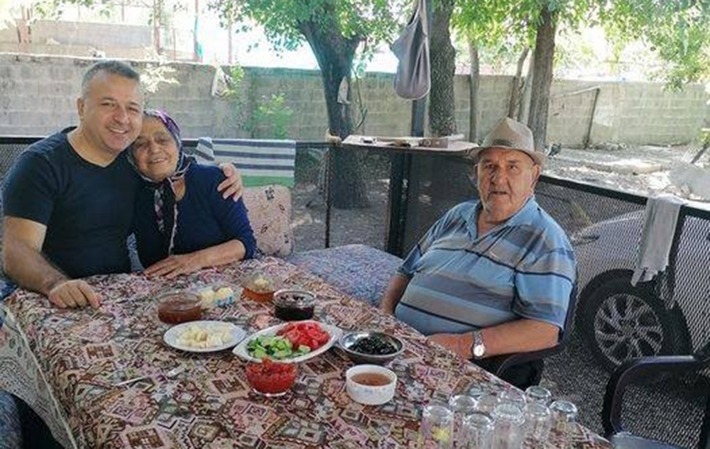 Bir ay içinde anne, baba ve oğlu koronadan hayatını kaybetti