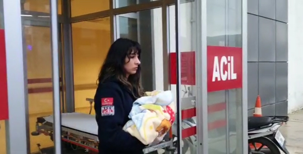 Bir aylık bebek 3 yaşındaki ağabeyinin kucağından yere düşüp hastanelik oldu