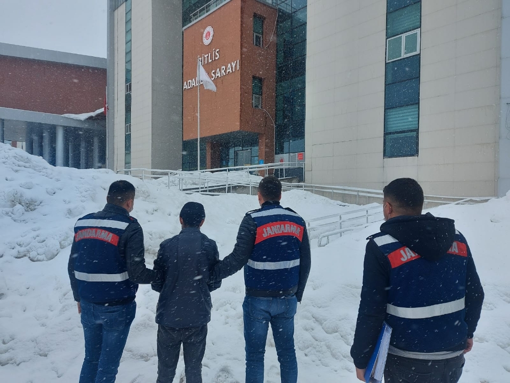 Bir minibüste 52 göçmen yakalandı