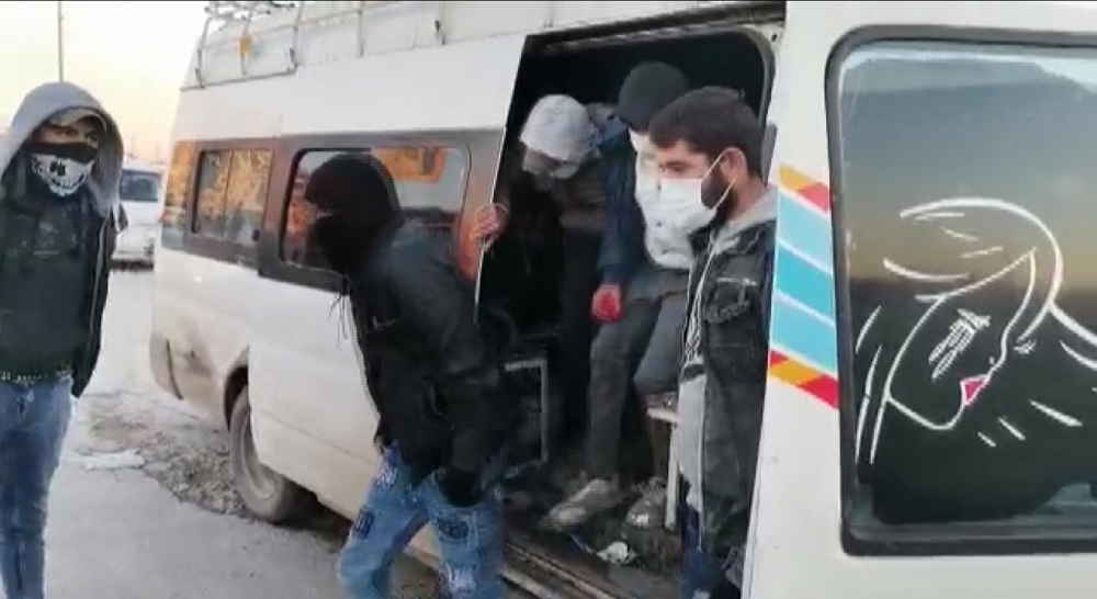 Bir minibüsten 33 kişi çıktı