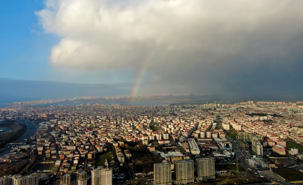 Bir yanda gökkuşağı bir yanda kara bulutlar