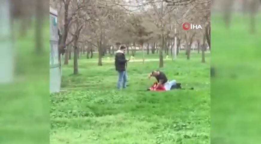 Biri yumrukladı diğeri kayda çekti