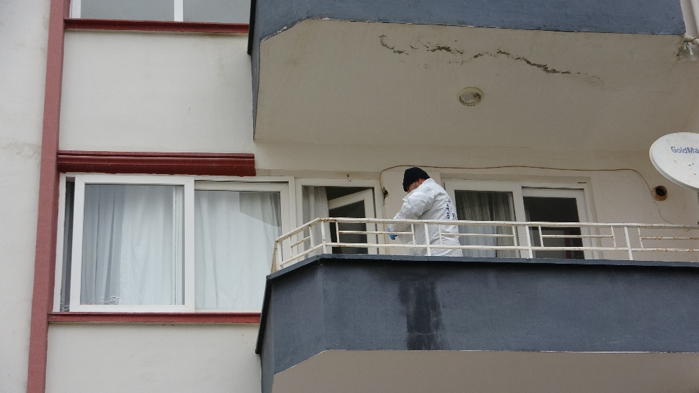 Birlikte yaşadığı iddia edilen kadını öldürdü, 2 gün cesedi başında bekledi