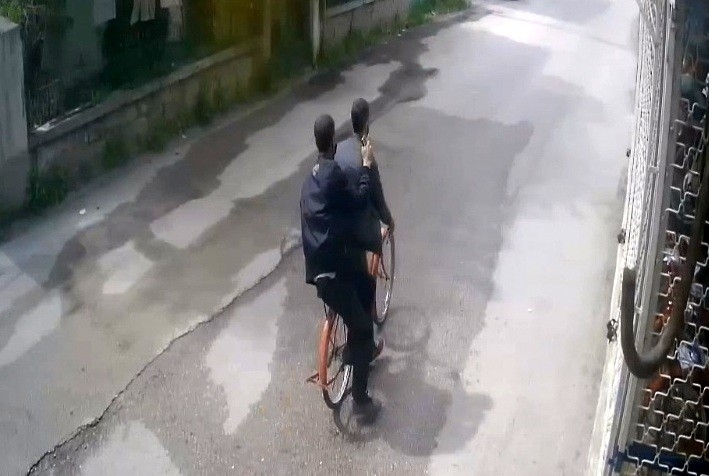 Bisiklet hırsızları önce kameraya sonra polise yakalandı