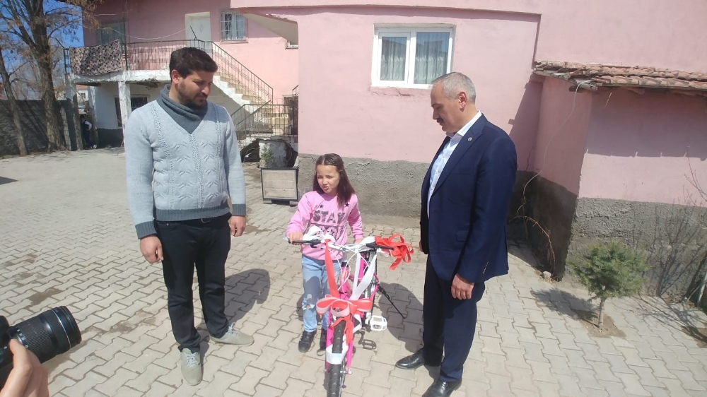 Bisiklet parasını Milli Dayanışma Kampanyası’na bağışlamıştı: Hilal’e sürpriz