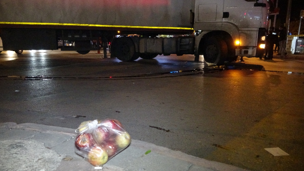 Bisikletiyle eve dönerken tırın altında kaldı