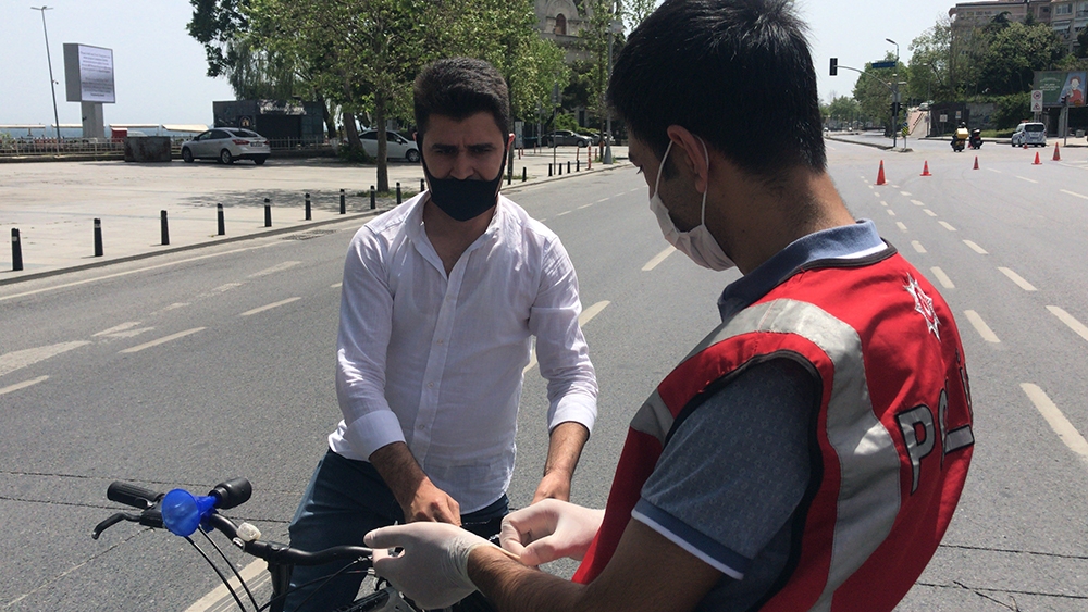 Bisikletle işe giden güvenlik görevlisi trafik denetimine takıldı