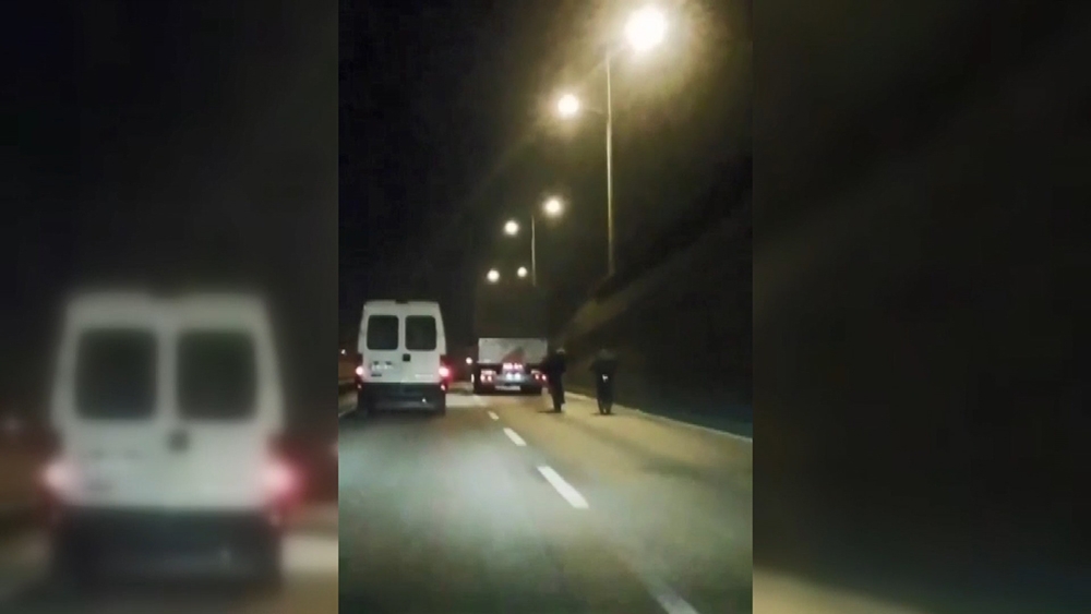 Bisikletli gençlerin tehlikeli yolculuğu
