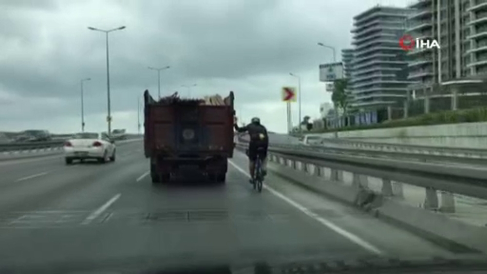 Bisikletlinin trafikteki tehlikeli yolculuğu kamerada