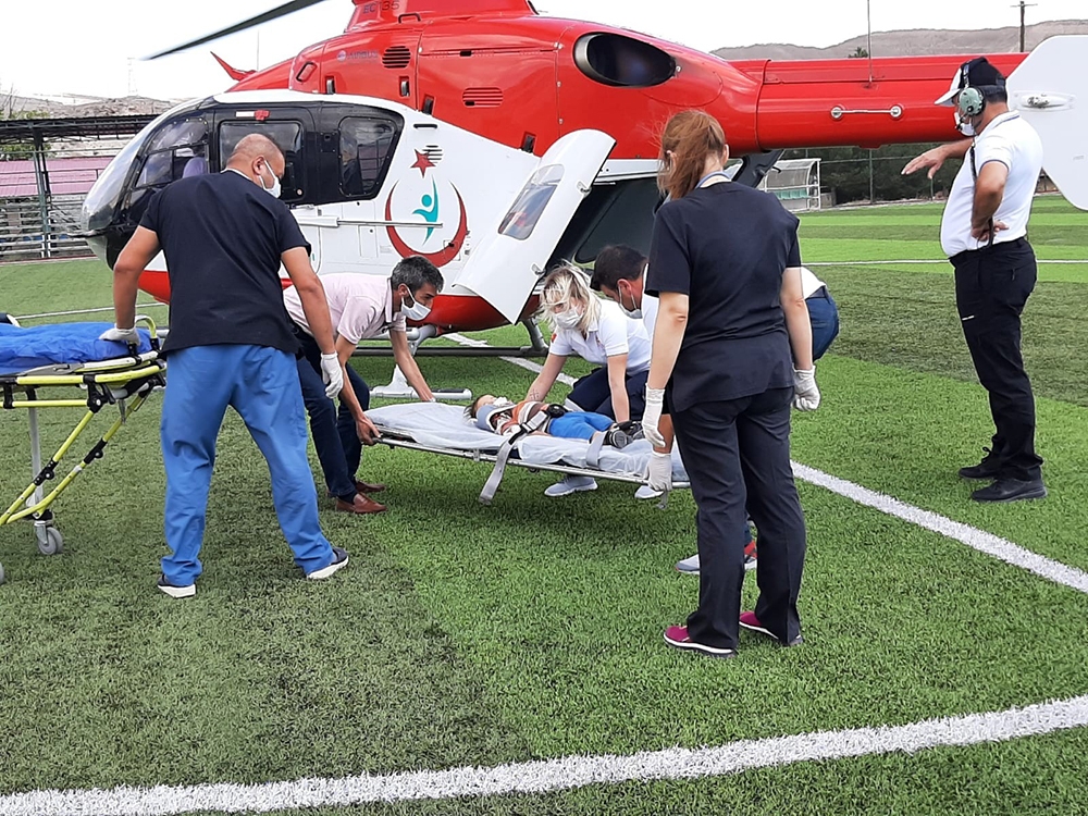 Bisikletten düşen bebeğin yardımına ambulans helikopter yetişti