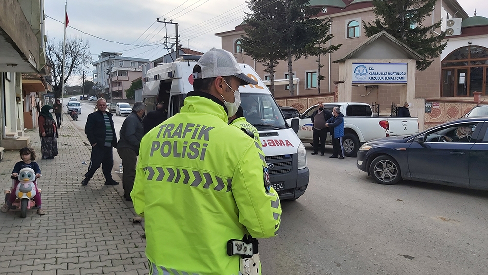 Bisikletten düşen çocuklara yardım etmek isteyince olanlar oldu