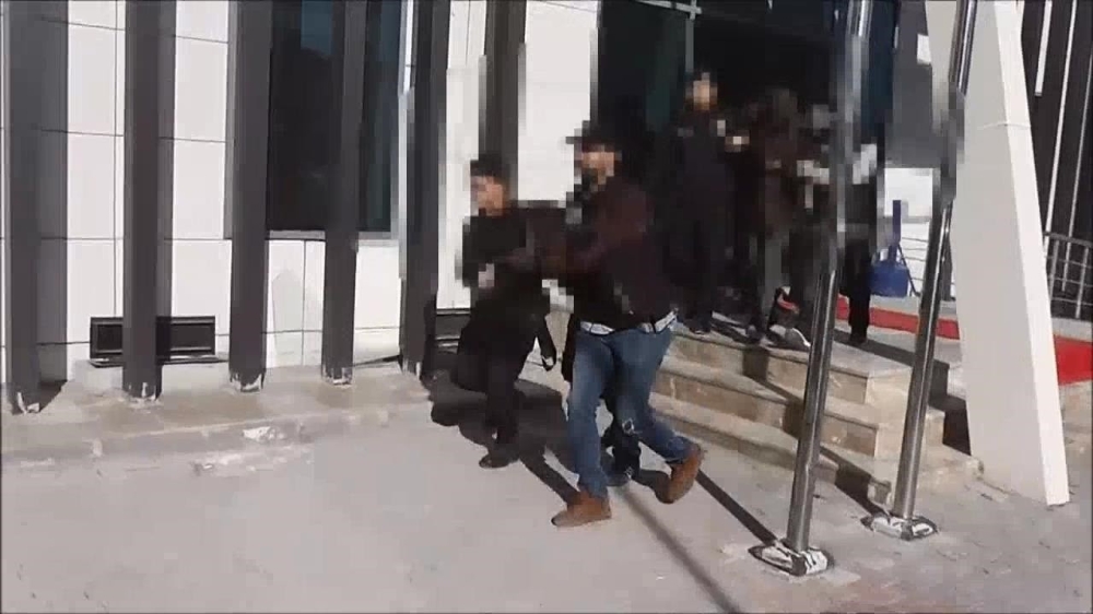 Bismil’de takibe alınan şahıslar 22 kilogram esrar ile yakalandı