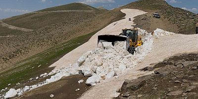 Bitlis'te temmuzda kar mesaisi sürüyor