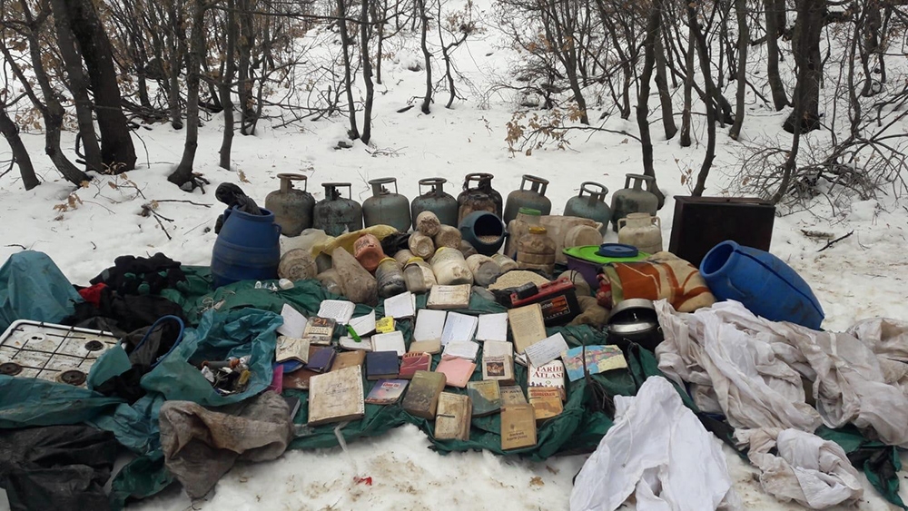 Bitlis’te 3 sığınak ve yaşam malzemeleri ele geçirildi