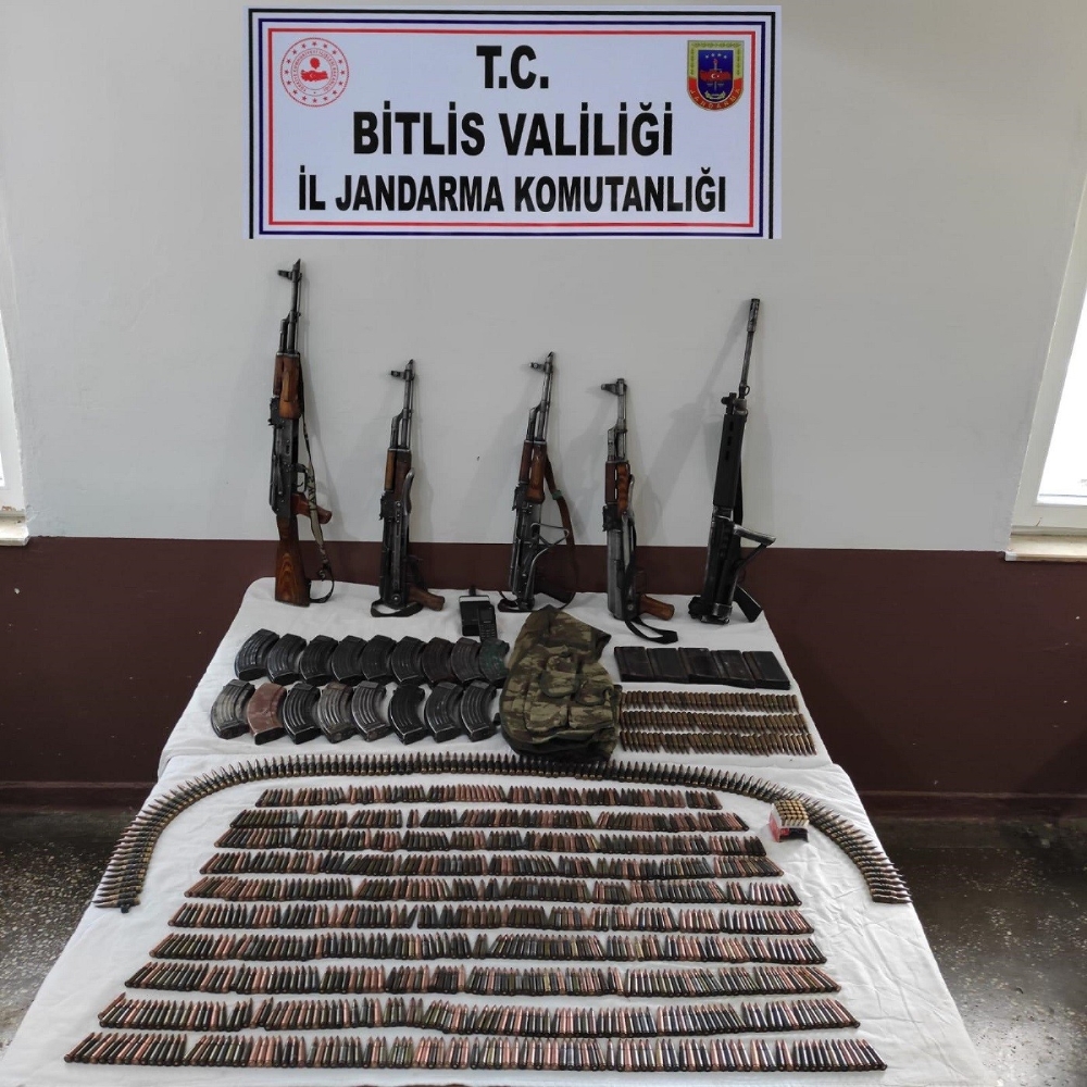 Bitlis’te çok sayıda silah ve mühimmat ele geçirildi
