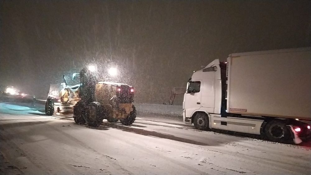Bitlis’te tipi ve fırtına araçların yolda kalmasına neden oldu