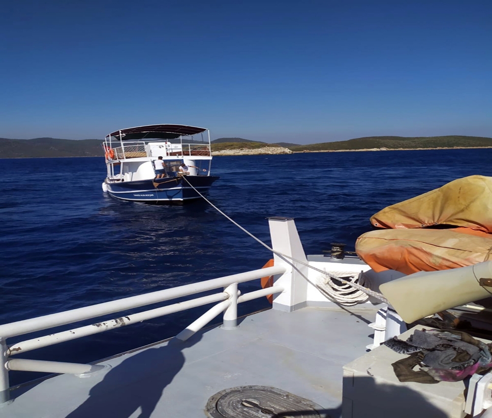 Bodrum açıklarında sürüklenen tekne kurtarıldı