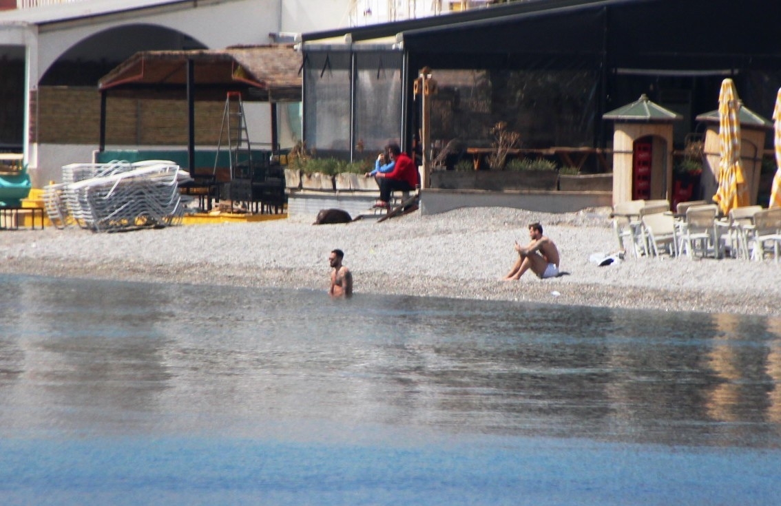 Bodrum’da 3 bin 150 lira cezayı göze alıp denize girdiler, balık tuttular