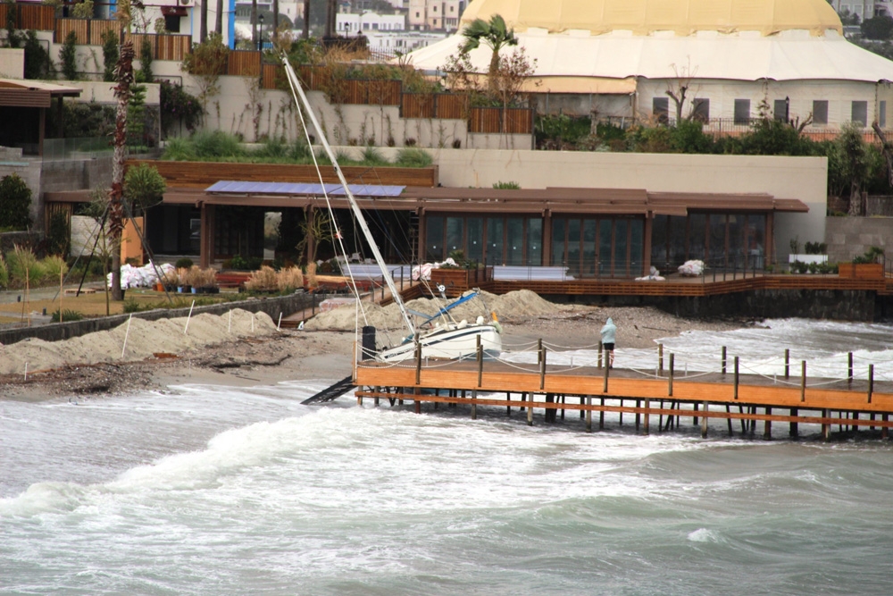 Bodrum’da fırtına kabusu: Balıkçı tekneleri battı, yelkenli gulet karaya oturdu