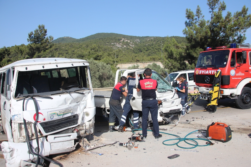 Bodrum’da işçileri taşıyan minibüs kamyonetle çarpıştı: 8 yaralı