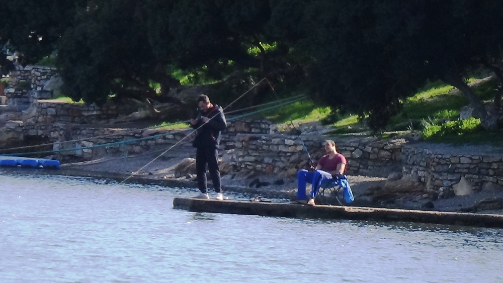 Bodrum’da kısıtlamaya rağmen denize girdiler, balık tuttular