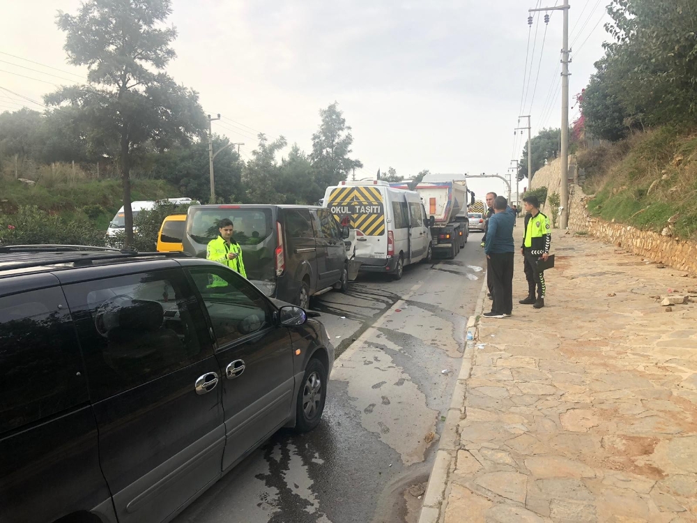 Bodrumda Zincirleme Trafik Kazası: 6Sı Öğrenci 9 Yaralı