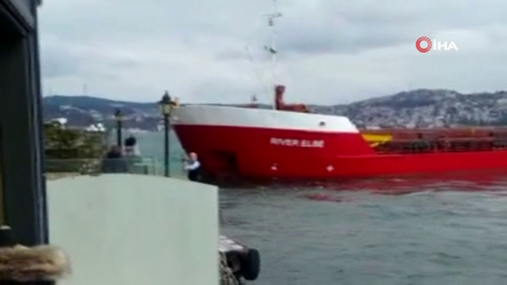 Boğazda arızalan geminin yalılara çarpmaktan son anda kurtulduğu anlar kamerada