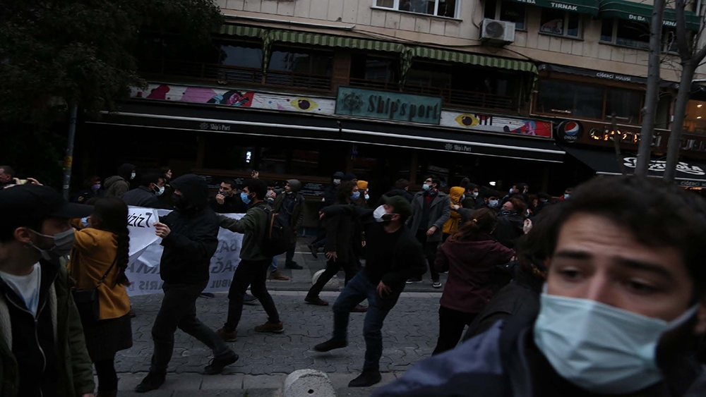 Boğaziçi Üniversitesinde protestolarında polis araçlarına saldıran 5 kişi yakalandı