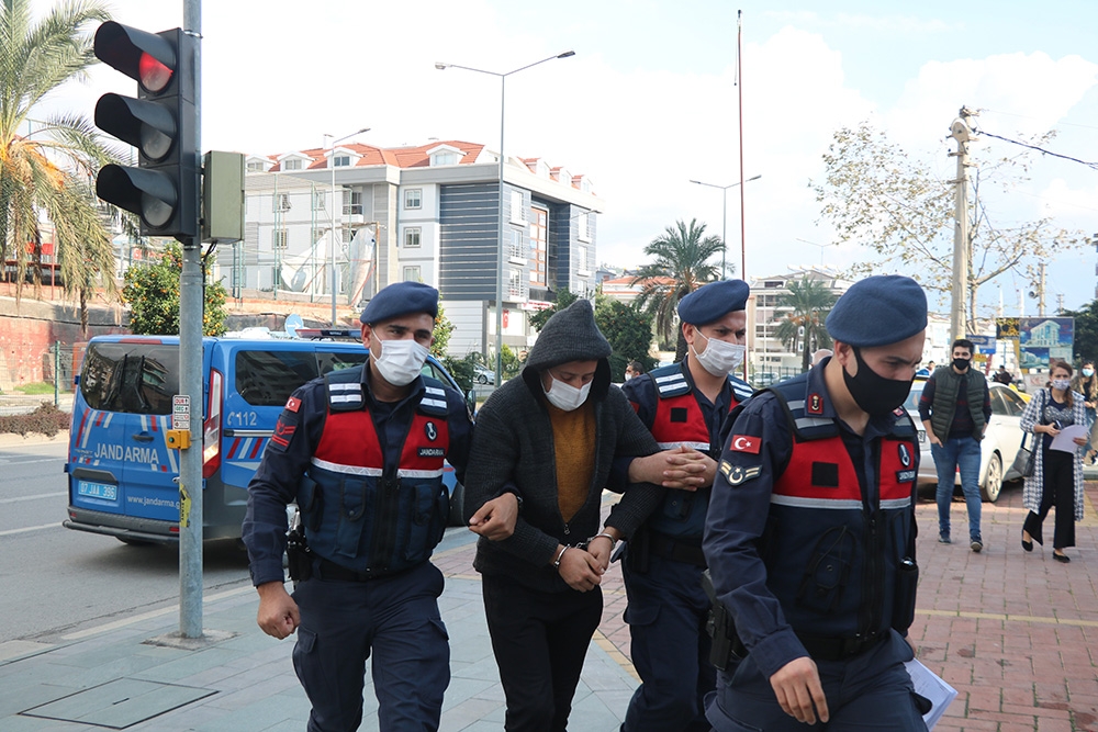 Boğazına bıçak dayadığı Rus turisti cinsel taciz bulunup gasp etti
