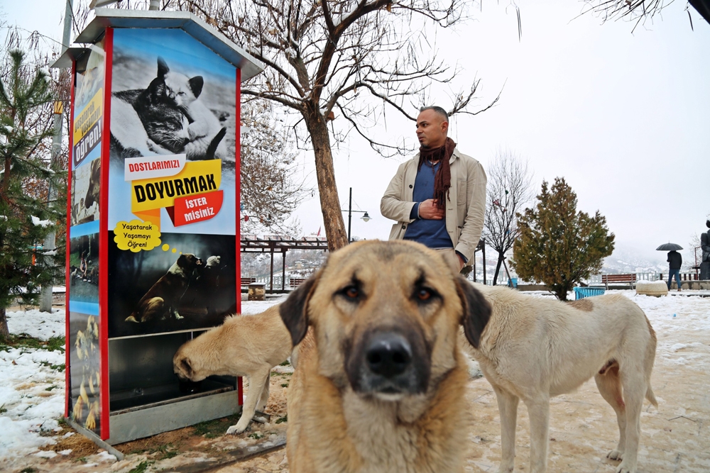 Boks makinesinden esinlendi, sokak hayvanları için mamamatik yaptı