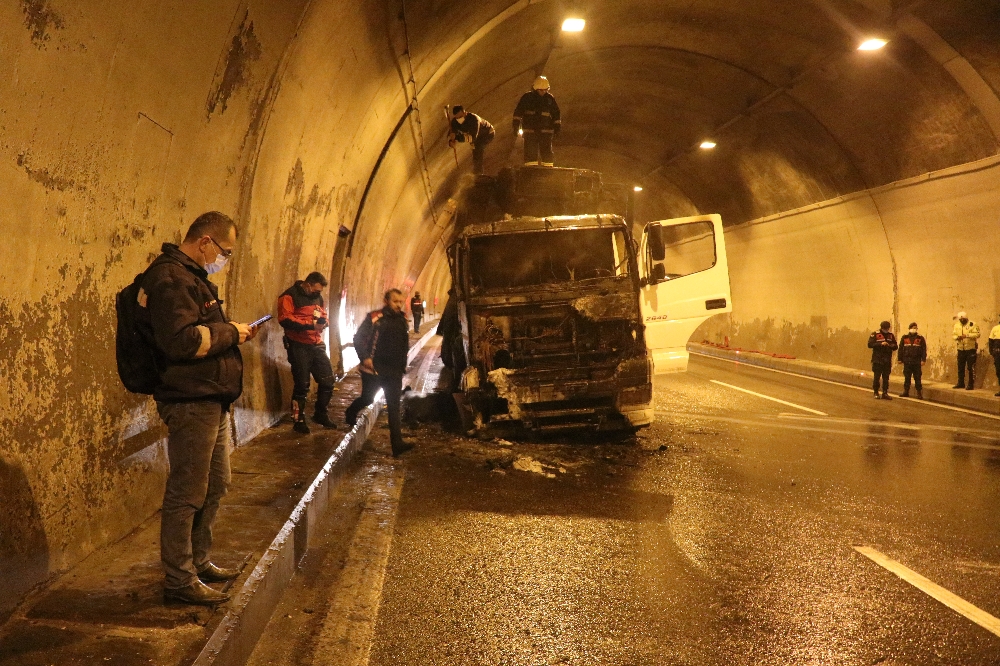Bolu Dağı Tüneli’nde tır yangını İstanbul yönünü trafiğe kapattı