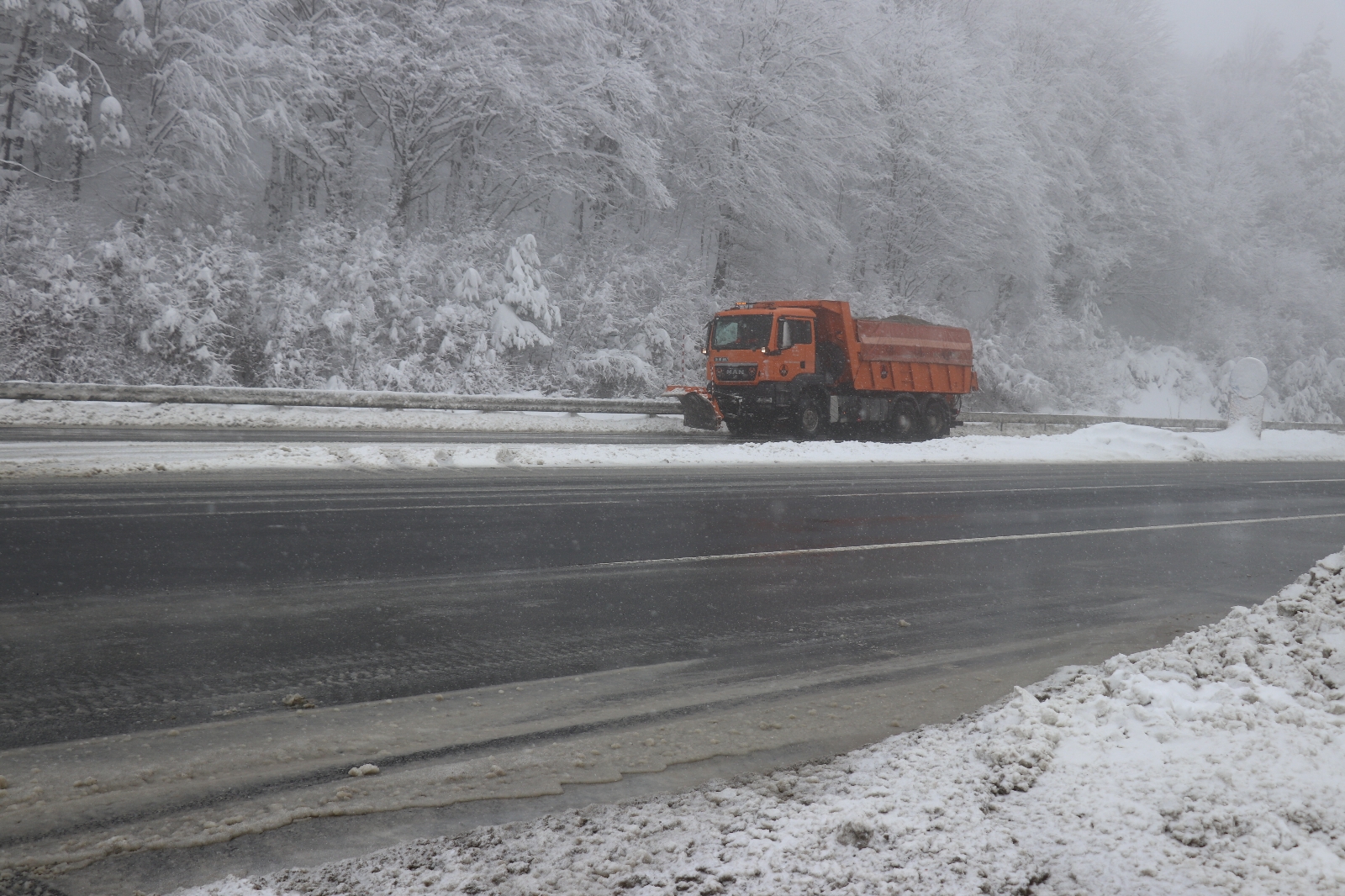 Bolu Dağı’nda kar yağışı devam ediyor