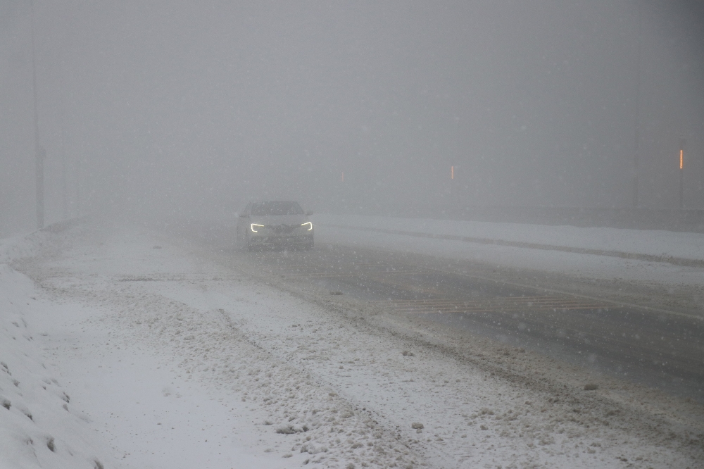 Bolu Dağı’nda kar yağışı ve sis etkili oluyor