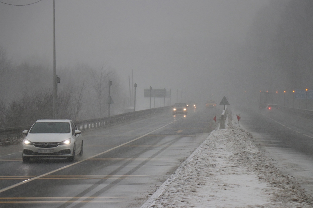Bolu Dağı’nda şiddetli kar yağışı başladı