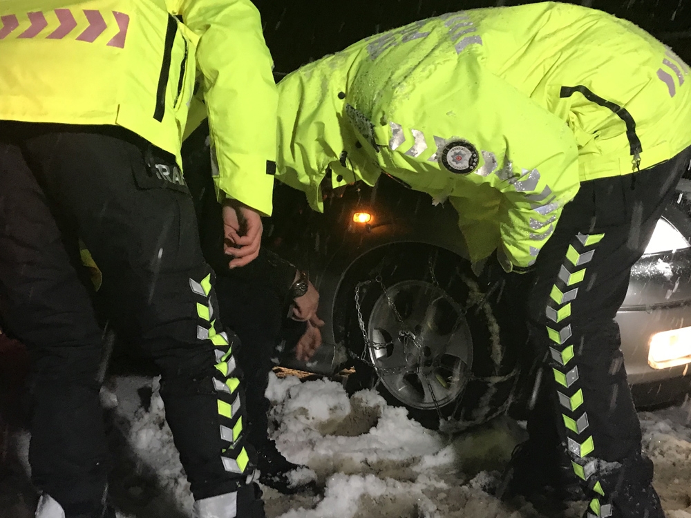 Bolu Dağında Zorlanan Sürücülerin Yardımına Trafik Ekipleri Koşuyor