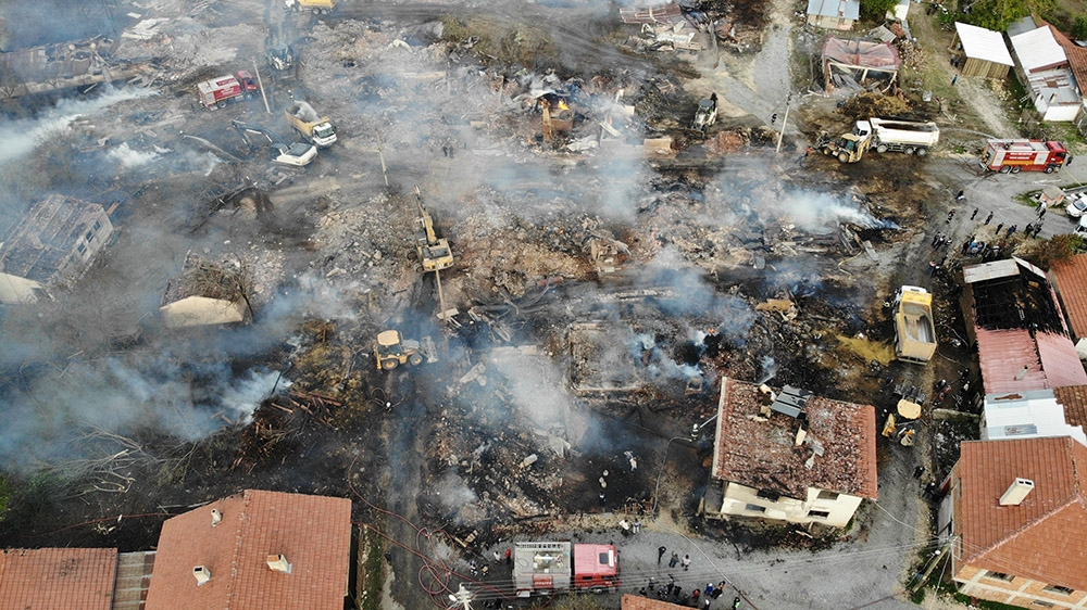 Bolu’da, 12 evin yandığı köy havadan görüntülendi