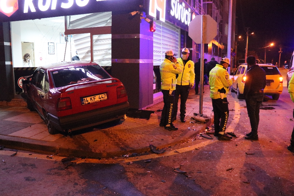 Bolu’da 2 otomobilin karıştığı kazada korona virüs tedbiri faciayı önledi