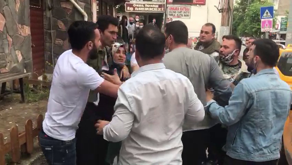 Bolu’da eşiyle tartışan adama vatandaşlardan sert tepki