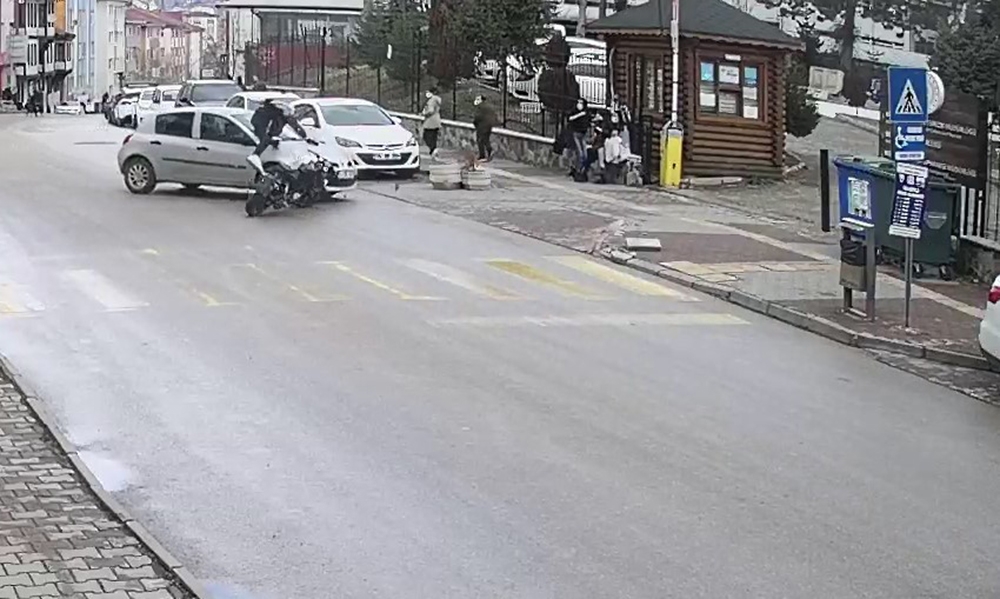 Bolu’da motosikletin otomobile çarpma anı güvenlik kamerasında