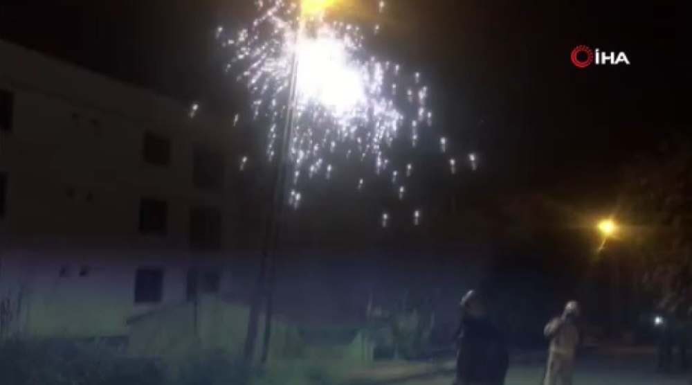 Bomba gibi patlayan elektrik telleri mahalleliyi korkuttu