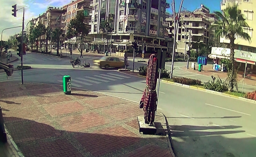 Bomboş bulvarda birbirlerine girdiler, motosiklet sürücüsü ölümden döndü