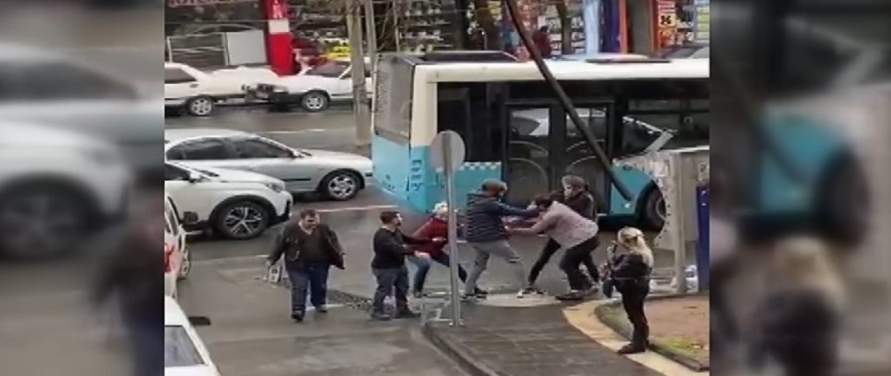 Borçlu olduğu kadına çantasını kaptırdı
